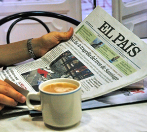 Café y prensa, enjoy a cup of coffee and discuss the news in Spanish