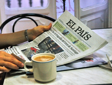 Inmersión cultural en español con café y prensa