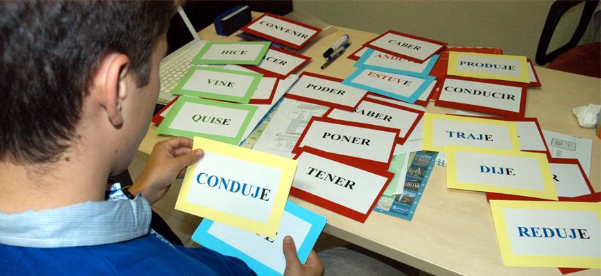 Un alumno practica los verbos españoles en nuestra escuela